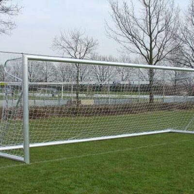 Voetbaldoel model VD130. Een duurzaam verplaatsbaar senioren voetbaldoel. Doordat de ligger en staanders gedeeld zijn, bespaart u enorm op de transportkosten.