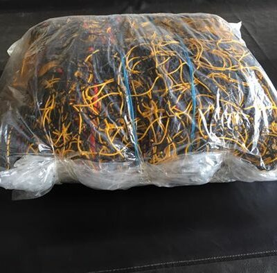 Onze voetbaldoel-netten in de kleur geel-zwart, gereed voor verzending.