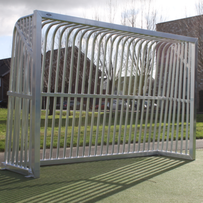 Antivandaal voetbaldoelen model VD200 van aluminium, trotseren probleemloos jarenlang alle weersomstandigheden.Ideale voetbaldoelen voor speel- en schoolplein.