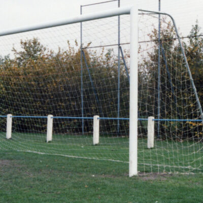 Voetbaldoel model VD112. Vaststaande aluminium voetbaldoelen met vaste gondbeugel. Ook onze opklapbare grondbeugels en P-beugels passen op deze doelen.