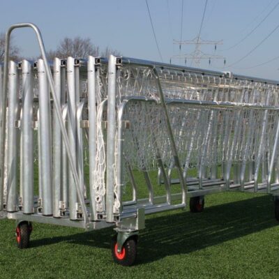 Op de afbeelding ziet u de optionele transport-kar. Deze biedt plaats aan maar liefst 8 stuks 3 x 1 meter voetbaldoeltjes.