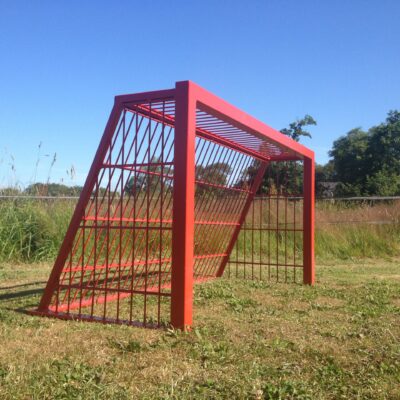 Voetbaldoel model TRD300 afgebeeld in een frisse rode kleur. Afmetingen voetbaldoeltje 1.5 x 0.75m. De ideale oplossing voor scholen, campings en recreatieparken. Deze staat op Terschelling