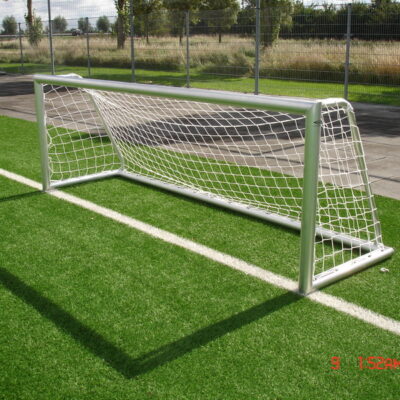Aluminium voetbaldoeltje met inwendig verstevigde hoeken en geprofileerd aluminium, gaan jarenlang mee. Diverse afmetingen leverbaar. Voetbaldoelen model JVD195, het kwalitatieve topsegment.