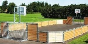 Voetbalkooi, sportkooi Play. Voorzien van antivandaal voetbaldoelen en basketbal-voorziening.
