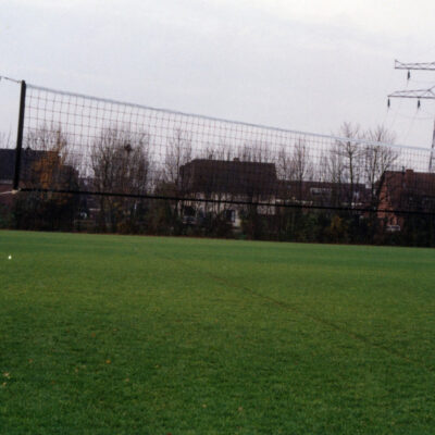 Deze verplaatsbare volleybalset is zeer duurzaam en eenvoudig op te bergen.