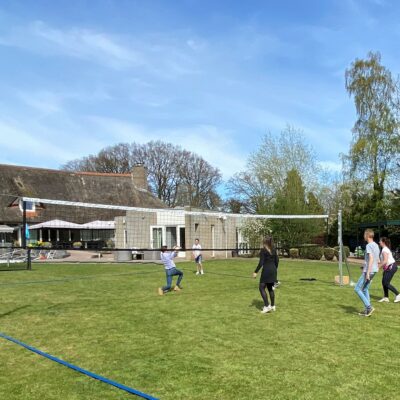 Een ideale volleybalset voor de buitenruimte, deze volleybalpalen zijn eenvoudig op te bergen en staan garant voor jaren;lang spelplezier