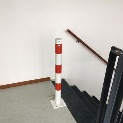 Een ideale oplossing voor trapopgangen. Verwijderbare afzetpalen, hier gecoat in wit-rood