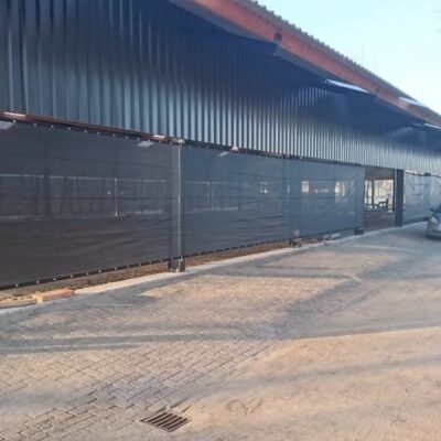 Afgewerkt met koperen zeilogen.