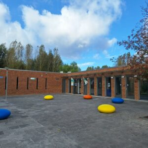 Betonnen zitelementen, ideaal op speel- en schoolplein. Deze Smartie in diverse kleuren liggen in Lelystad bij de Herman Bekiusschool.