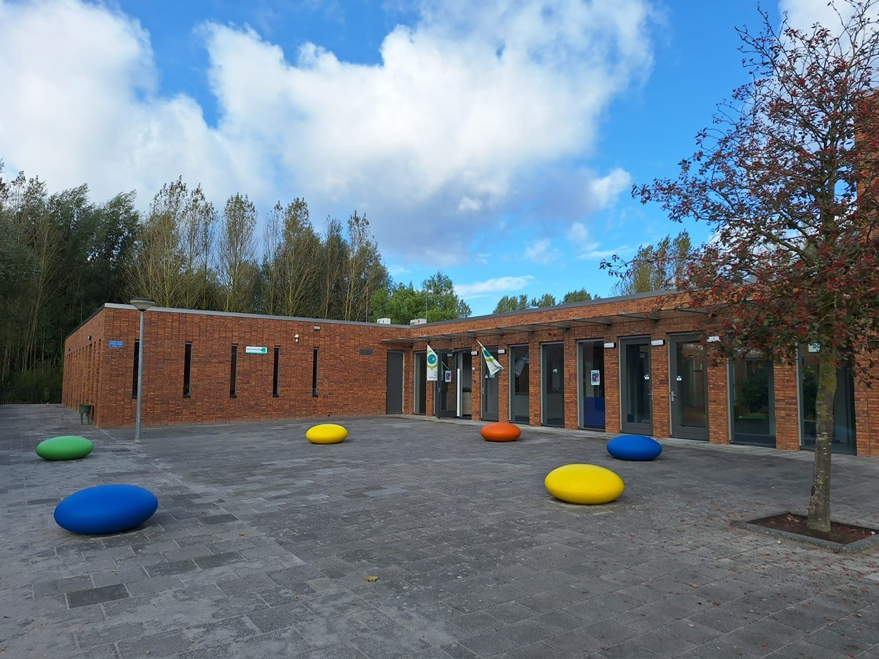 Betonnen zitelementen, ideaal op speel- en schoolplein. Deze Smartie in diverse kleuren liggen in Lelystad bij de Herman Bekiusschool.