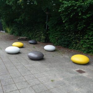 Vrolijk, degelijk en duurzame betonnen zit-elementen. De Smarties van SKWshop. De Isselborgh in Doetinchem. We hebben hier 3 schoolpleinen volledig ingericht met pannakooien, basketbalpalen, tafeltennis, calisthenics en deze leuke betonnen zitelementen.