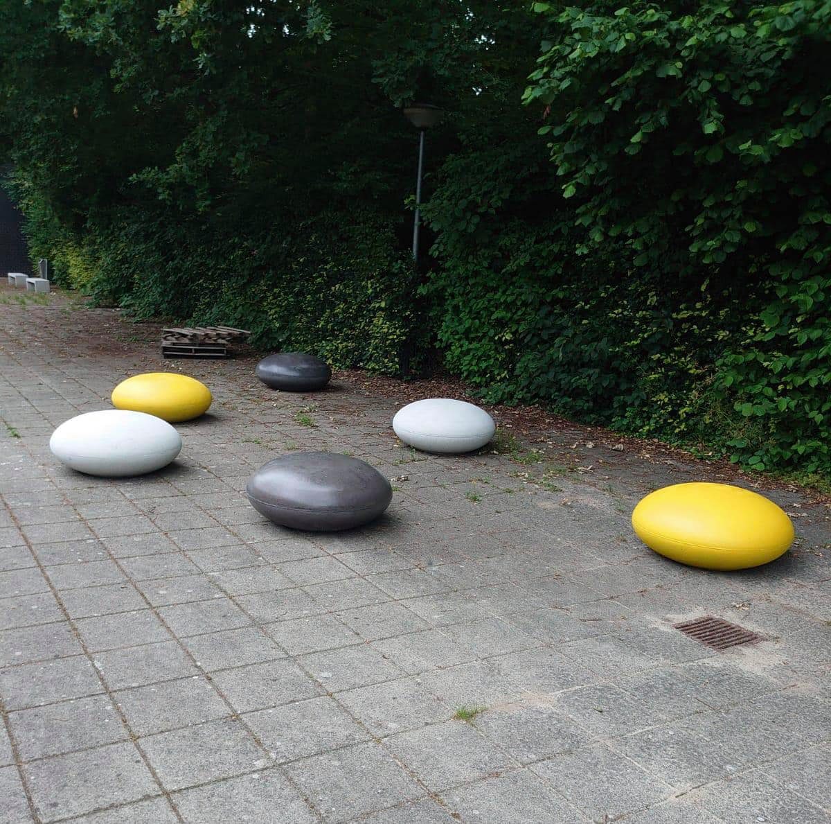 Vrolijk, degelijk en duurzame betonnen zit-elementen. De Smarties van SKWshop. De Isselborgh in Doetinchem. We hebben hier 3 schoolpleinen volledig ingericht met pannakooien, basketbalpalen, tafeltennis, calisthenics en deze leuke betonnen zitelementen.