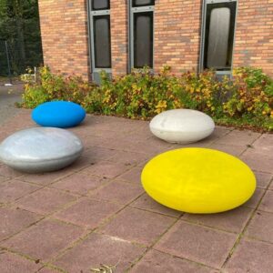 Ook deze leuke zitstenen liggen in Doetinchem bij VSO de Isselborgh. Absoluut een aanwinst voor hun schoolplein.
