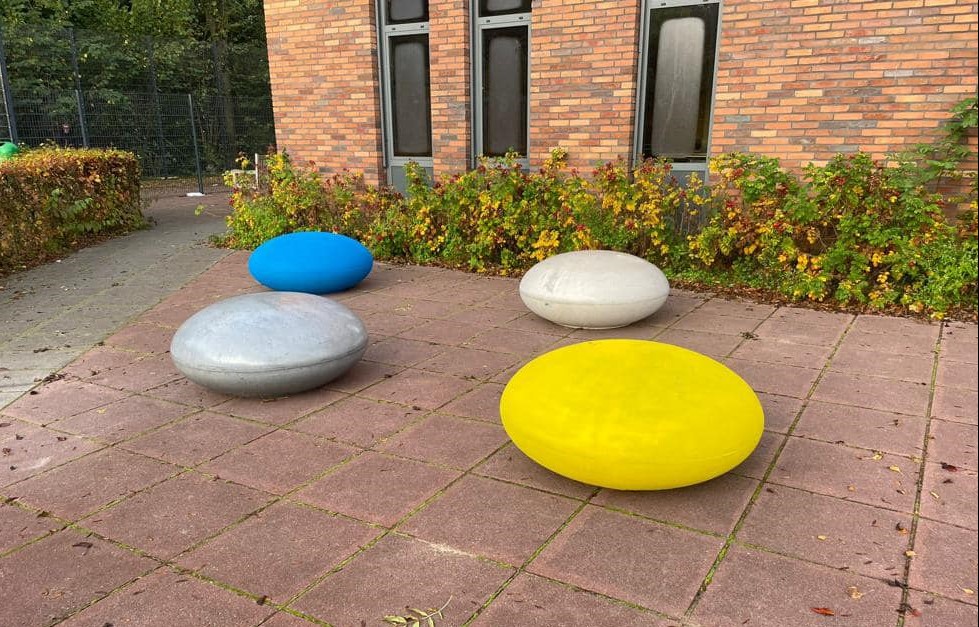 Ook deze leuke zitstenen liggen in Doetinchem bij VSO de Isselborgh. Absoluut een aanwinst voor hun schoolplein.