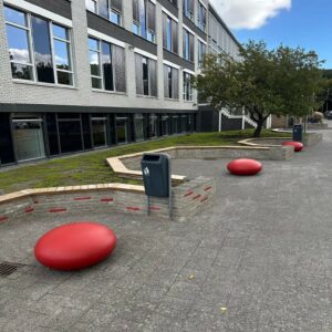 Onze Smarties. Betonnen zitelementen voor schoolpleinen en speelplaatsen, veilig én weerbestendig.
