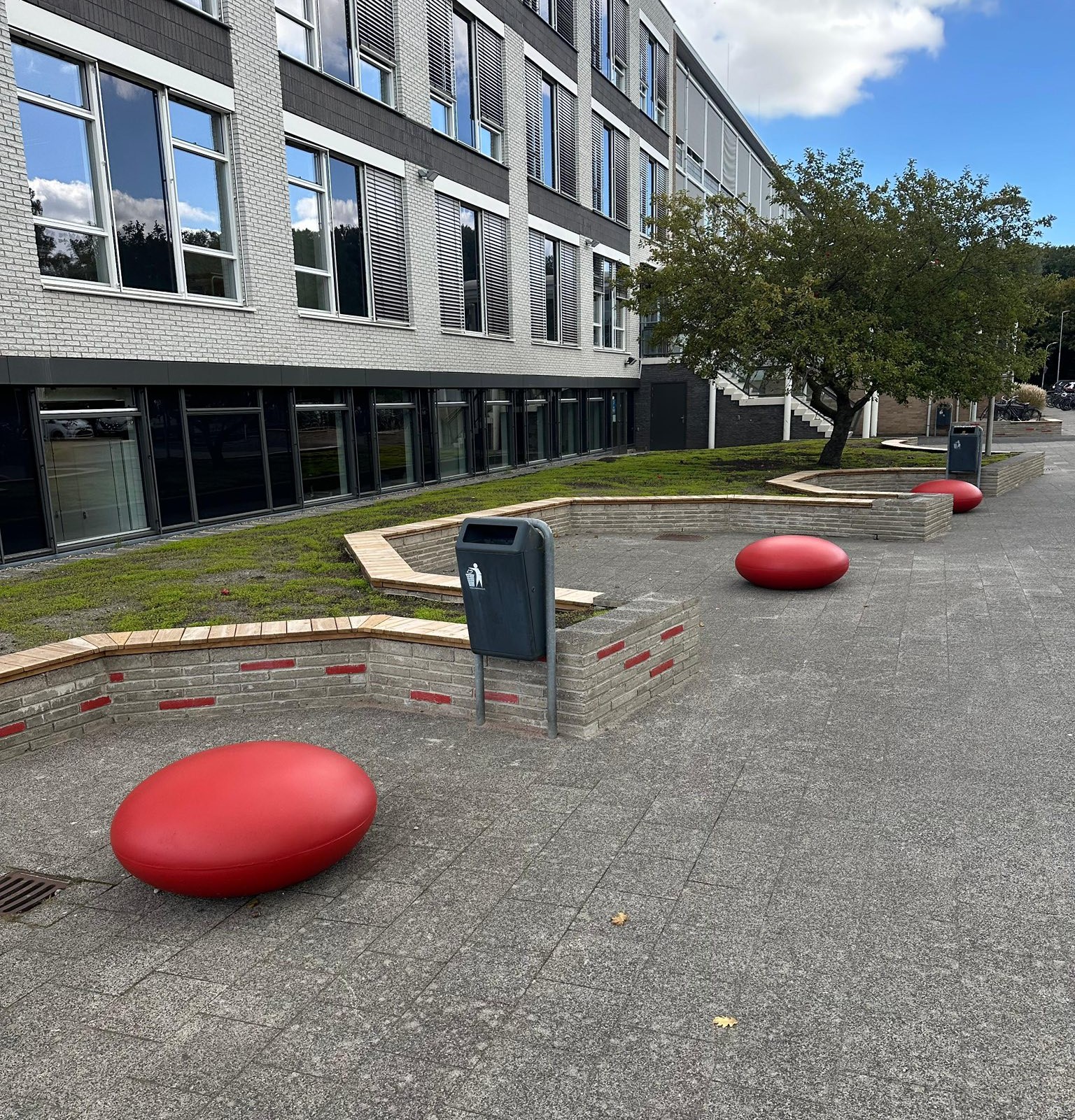 Onze Smarties. Betonnen zitelementen voor schoolpleinen en speelplaatsen, veilig én weerbestendig.
