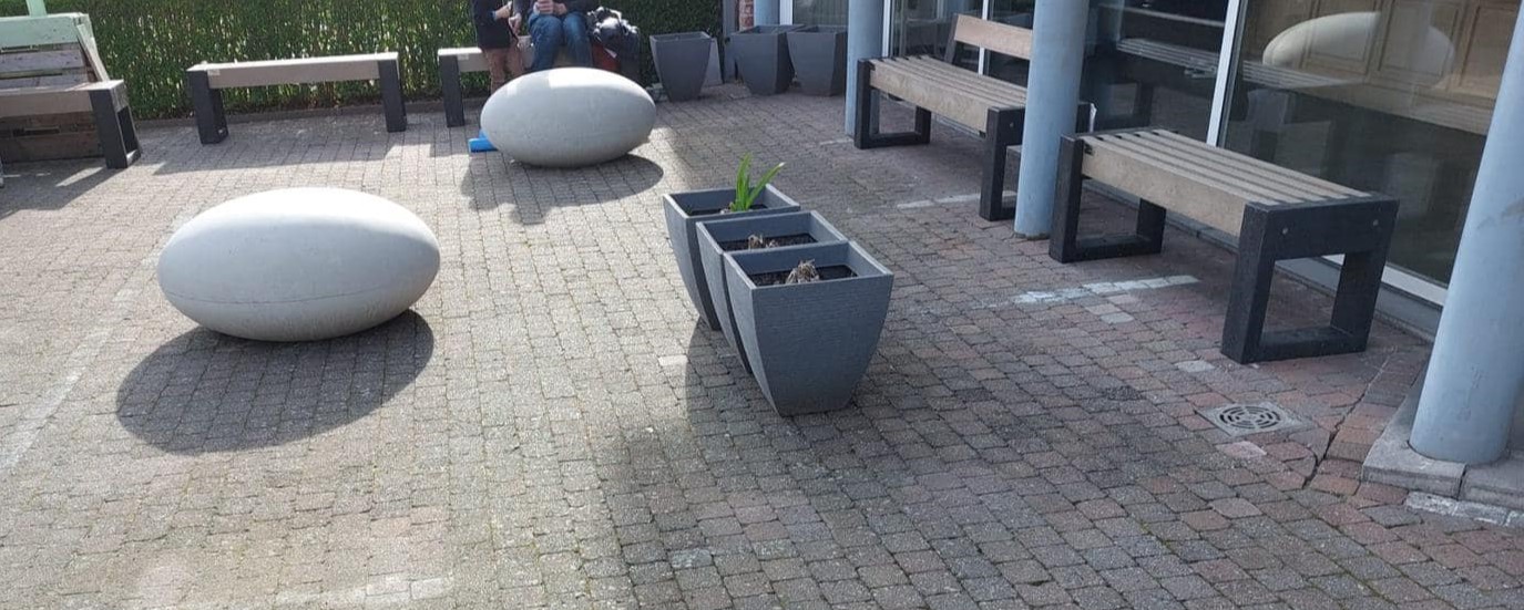 Onze Smarties met anti graffitticoating in Heist op den Berg samen met onze massief kunststof parkbanken model Canvas.